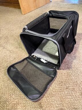 Black Foldable Pet Carrier with Gray Sherpa Pad